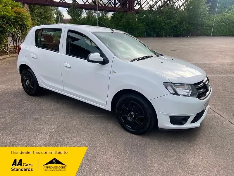 Used Dacia Sandero Lauréate 90 HP (66 kW) 2013 White Hatchback