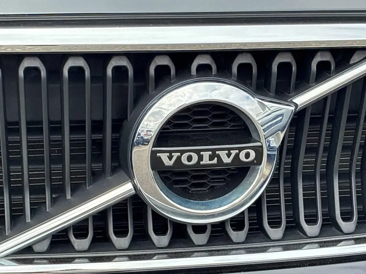 Used Volvo XC40 Momentum 163 HP (119 kW) 2022 Black SUV