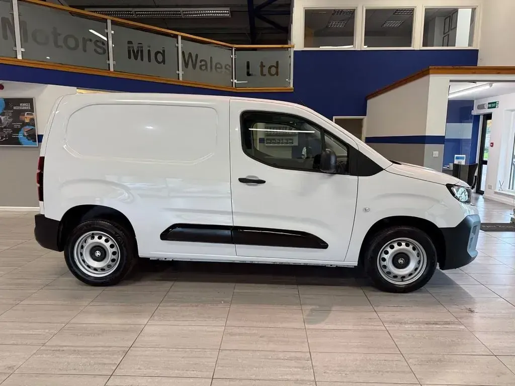 Used Vauxhall Combo S 100 HP (73 kW) 2024 White MPV