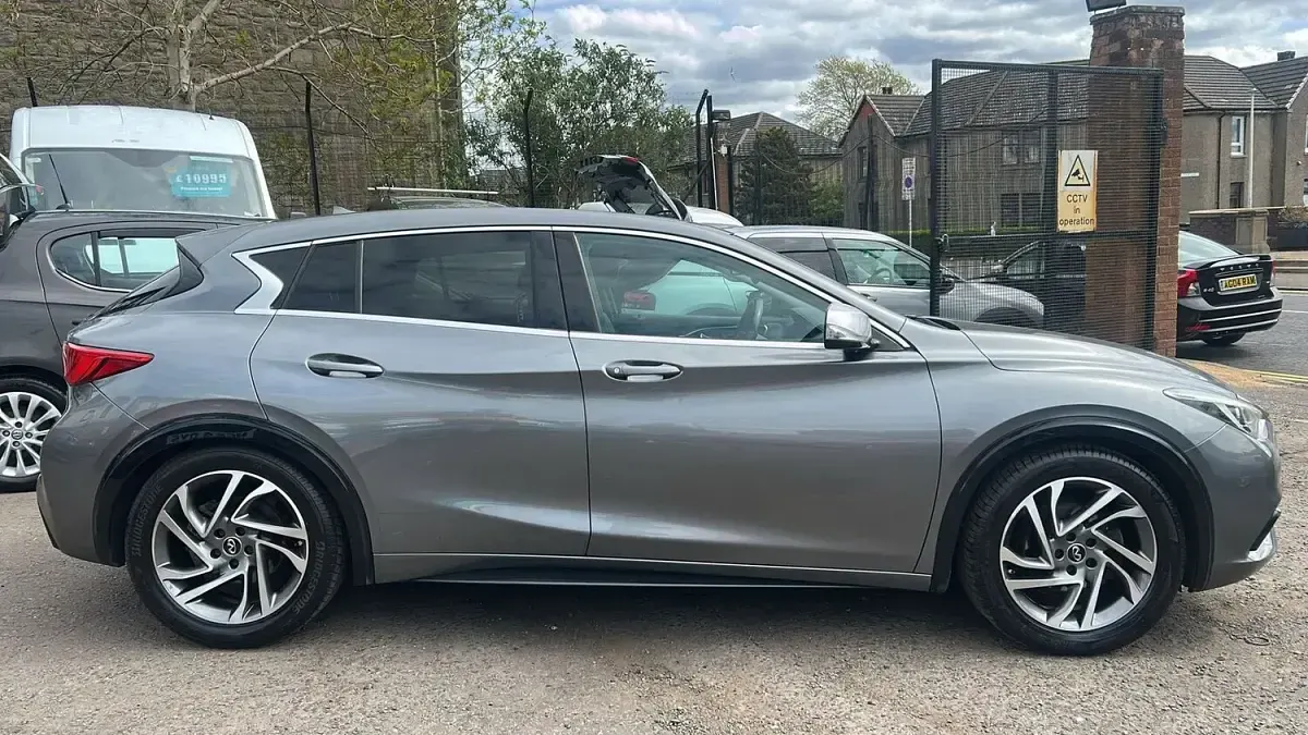 Used Infiniti Q30 Premium 109 HP (80 kW) 2016 Grey Hatchback