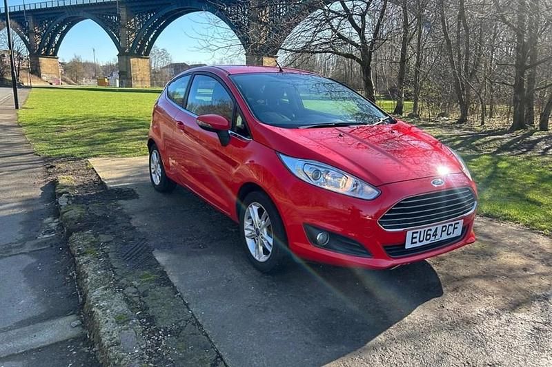 Used Ford Fiesta Zetec 82 HP (60 kW) 2014 Red Hatchback