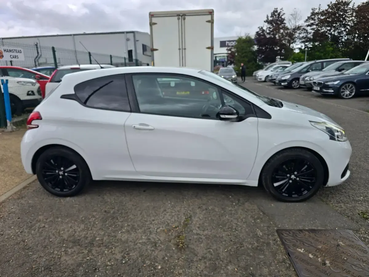 Used Peugeot 208 2017 White Hatchback