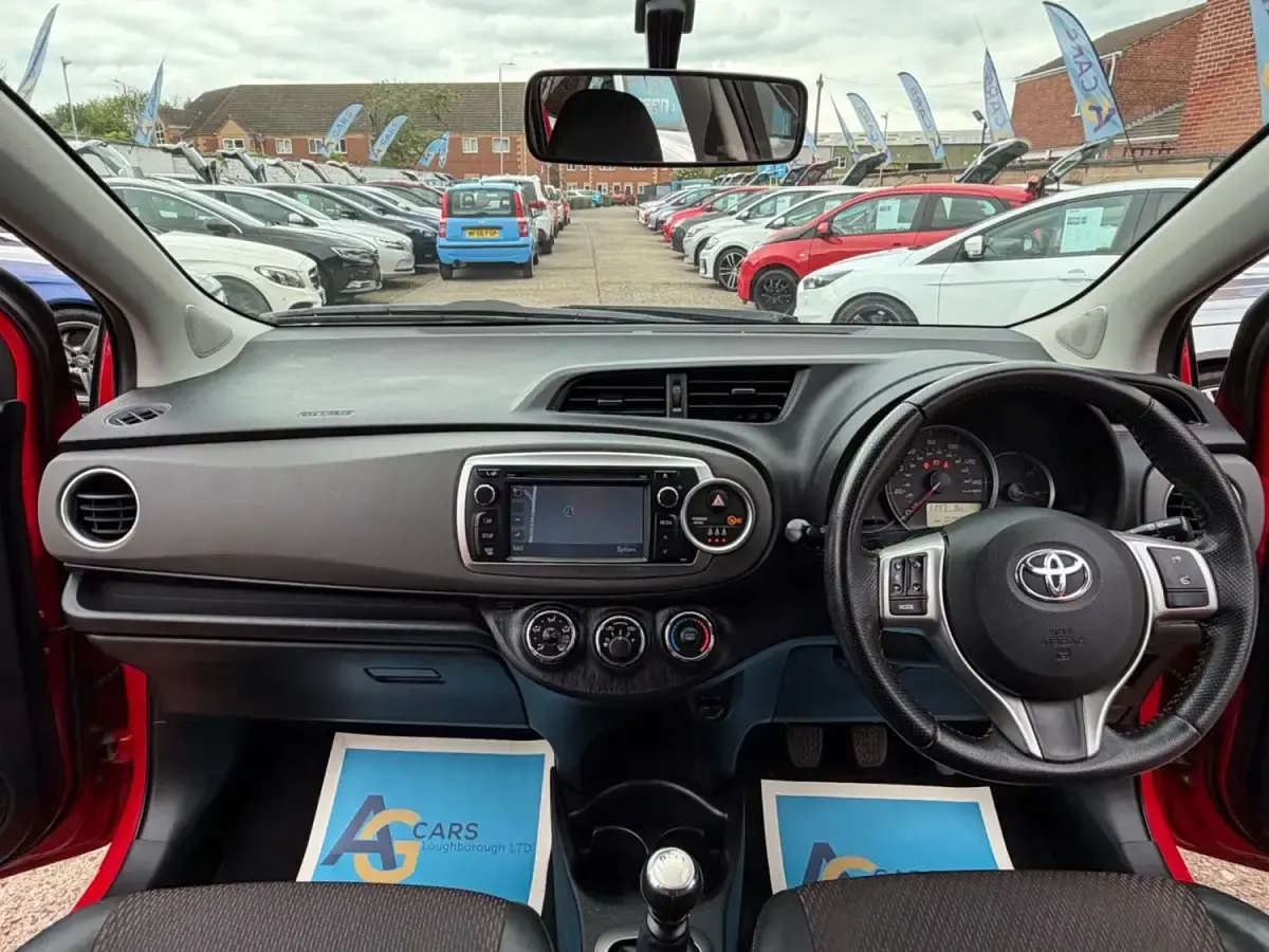 Begagnad Toyota Yaris SR 101 HK (74 kW) 2012 Röd Halvkombi