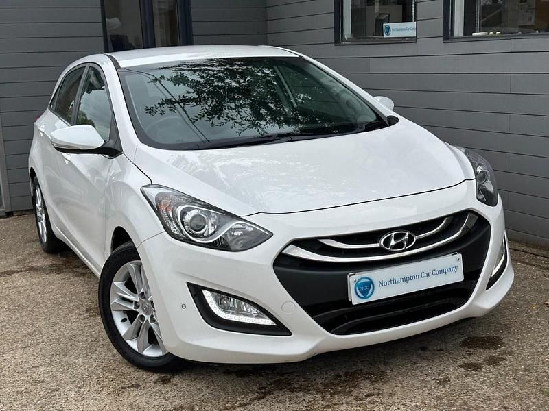 White Used 2012 Hyundai i30 Style Hatchback | £3,995 (Fair price) - Image 1/4