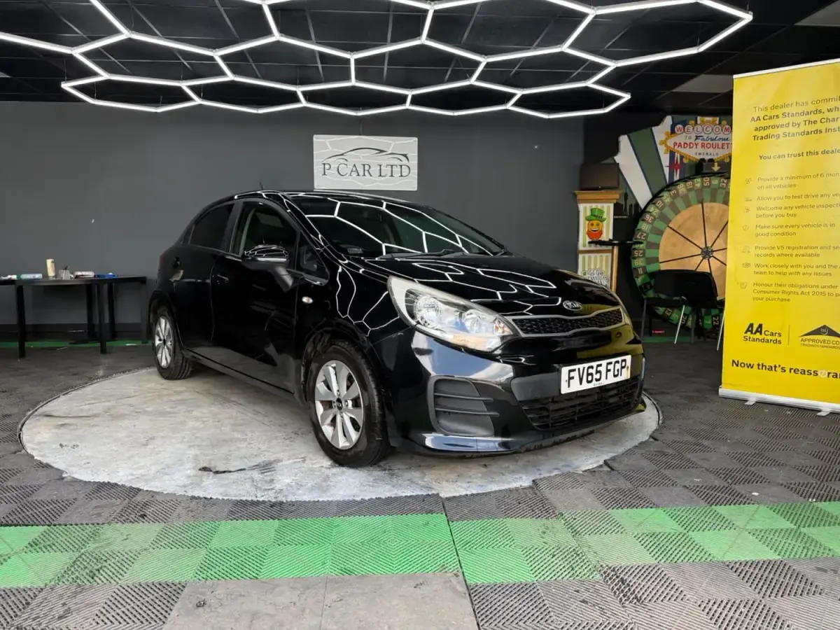 Begagnad Kia Rio 2015 Svart Halvkombi
