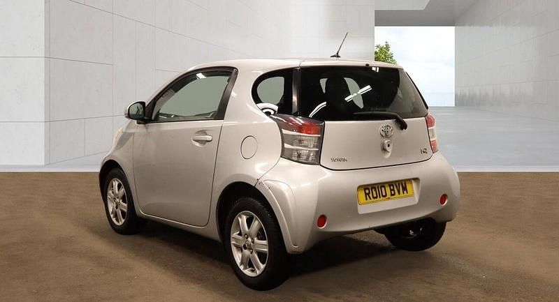 Used Toyota iQ 68 HP (50 kW) 2010 Silver Hatchback