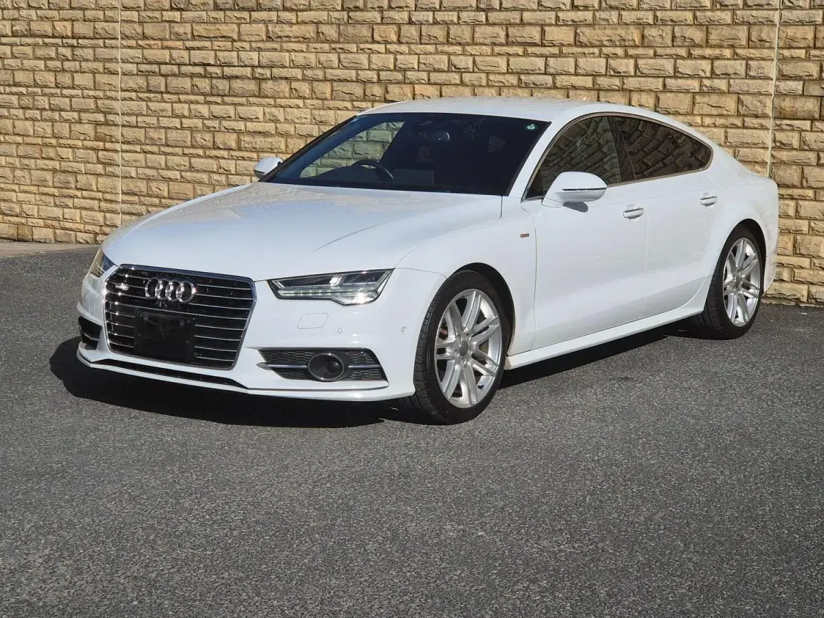 Used Audi A7 S-Line 2017 White Hatchback