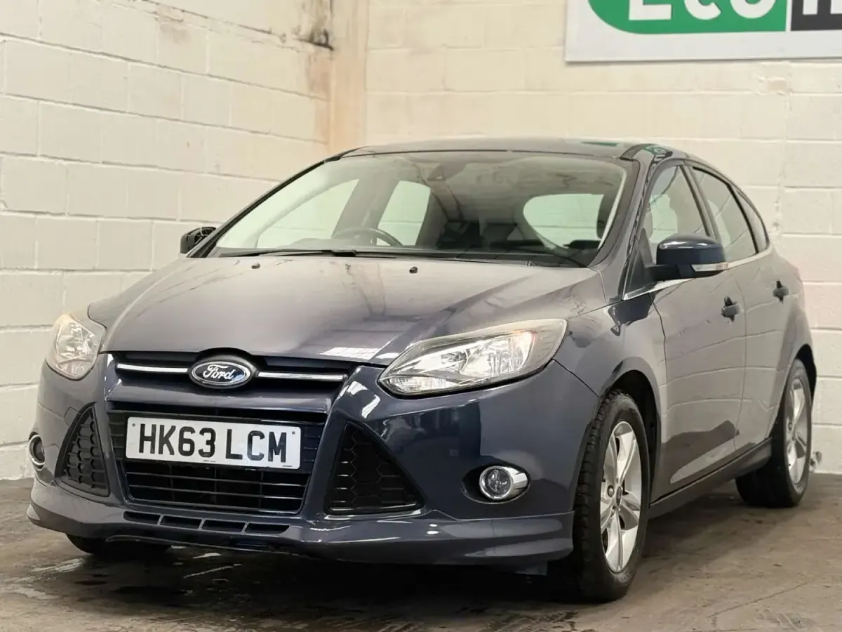 Usado Ford Focus Zetec 125 HP (91 kW) 2014 Cinzento Citadino