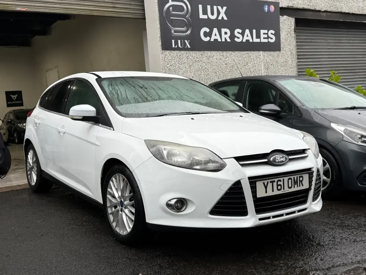 Used Ford Focus Zetec 2011 White Hatchback