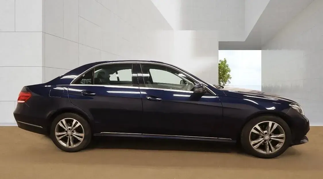 Used Mercedes E220 SE 2014 Blue Sedan