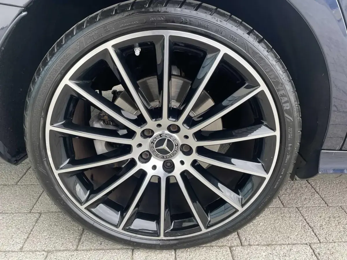 Usado Mercedes E400 AMG line 2023 Azul Sedan