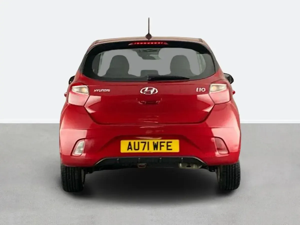 Usado Hyundai i10 SE 84 CV (61 kW) 2022 Rojo Utilitario