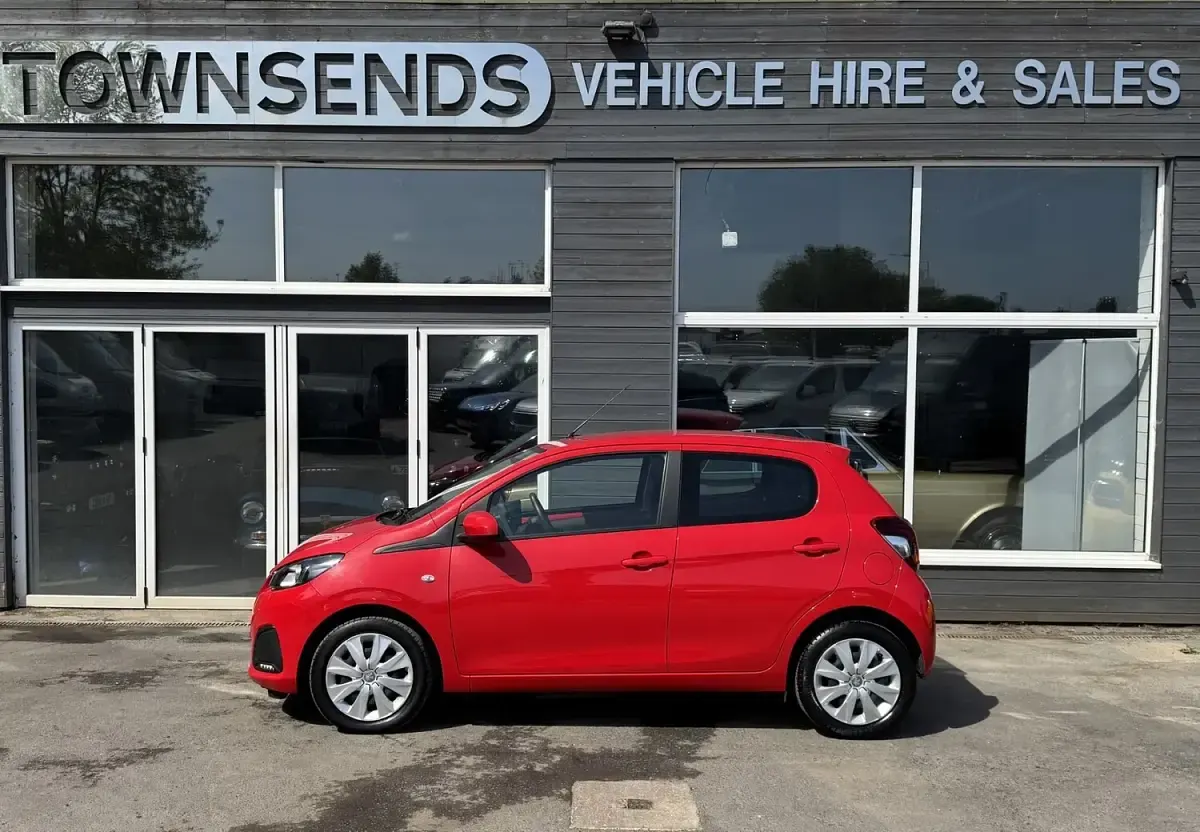 Used Peugeot 108 Active 72 HP (52 kW) 2021 Red Hatchback