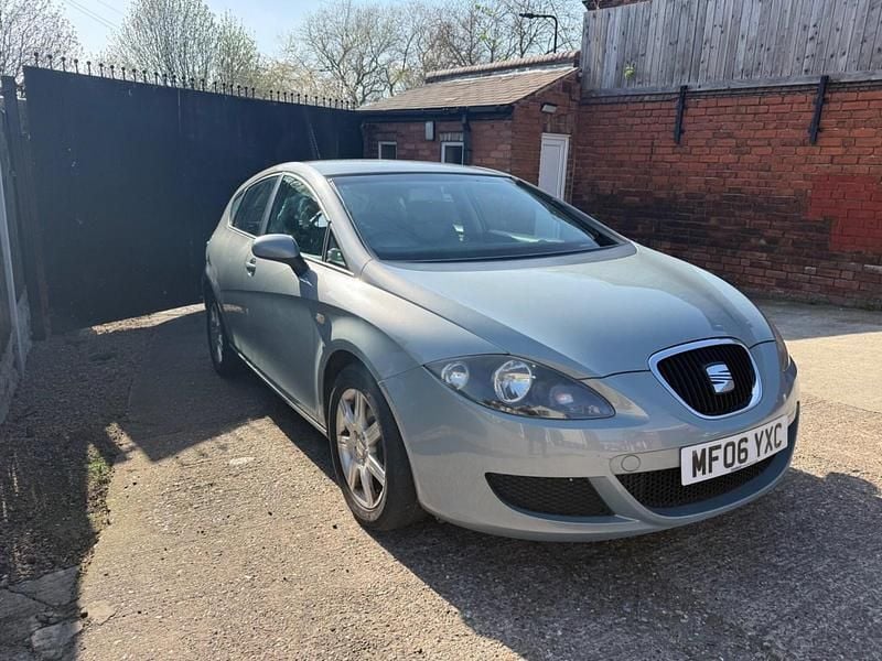 Begagnad Seat Leon Reference 90 HK (66 kW) 2006 Grå Halvkombi