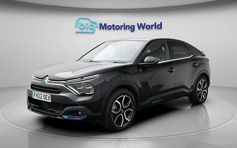 Begagnad Citroën e-C4 Shine 100 kW (136 HK) 2022 Svart Halvkombi