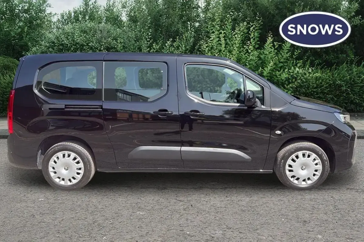 Used Vauxhall Combo Design Edition 100 kW (136 HP) 2025 Black MPV