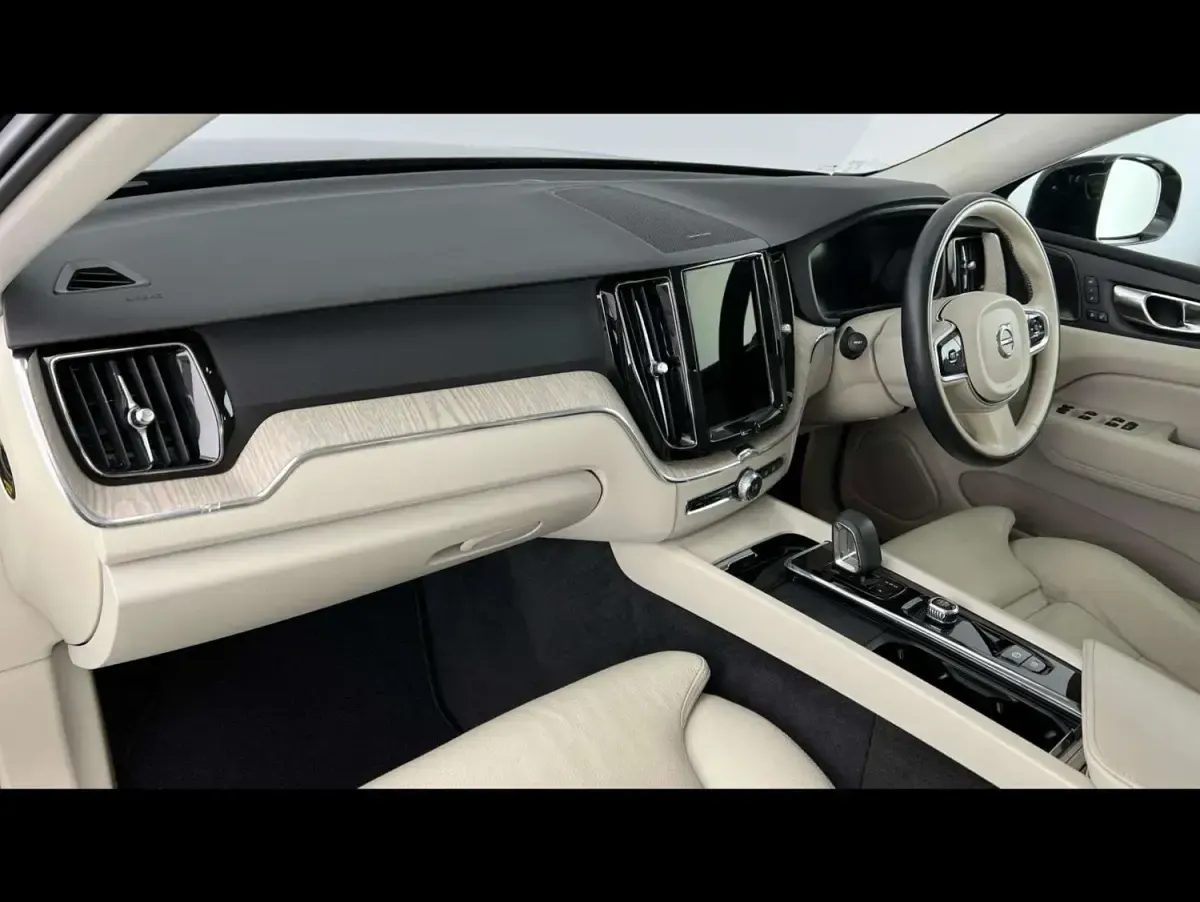 Begagnad Volvo XC60 Plus 2023 Svart SUV