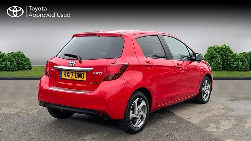 Used Toyota Yaris Hybrid 101 HP (74 kW) 2016 Red pop Hatchback
