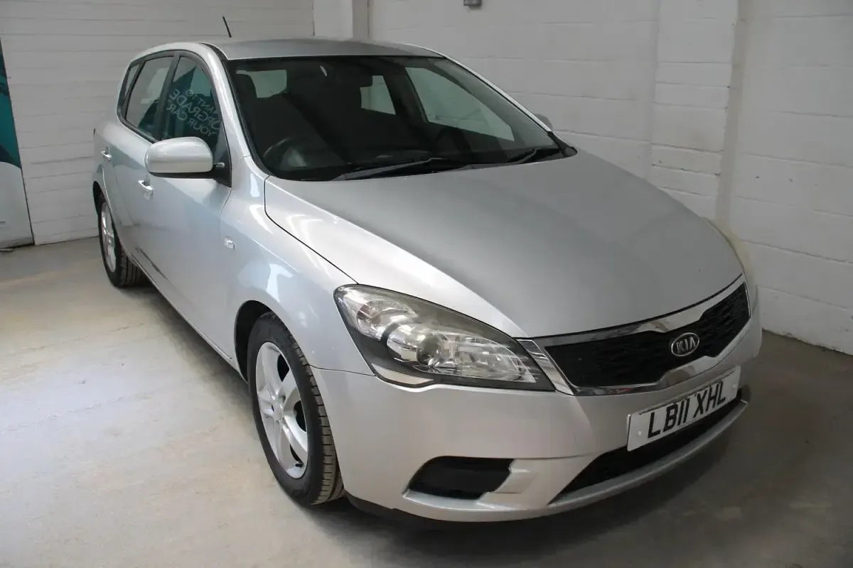 Used Kia Ceed 89 HP (65 kW) 2011 Silver Hatchback