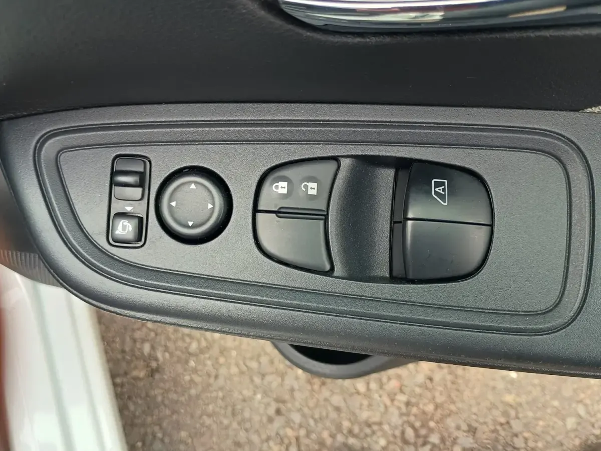 Used Nissan Micra N-Connecta 90 HP (66 kW) 2018 White Hatchback