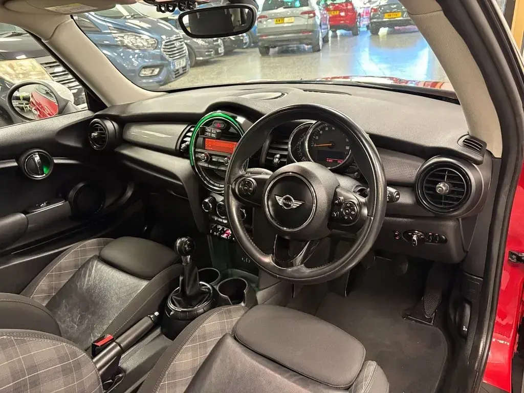 Used Mini Cooper Hatch 136 HP (100 kW) 2014 Red Hatchback