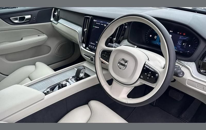 Begagnad Volvo V60 Plus 194 HK (142 kW) 2025 Svart Kombi