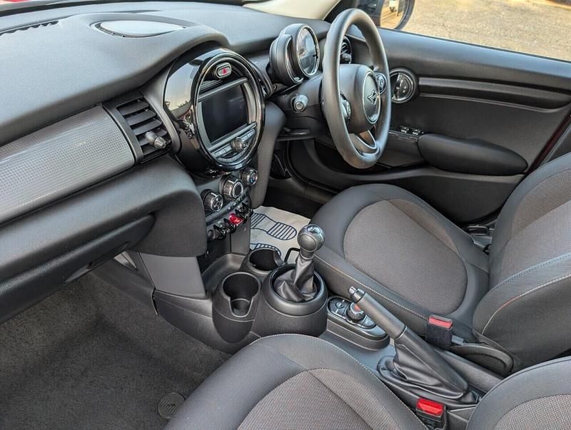 Used Mini Cooper Classic 136 HP (100 kW) 2019 Red Hatchback