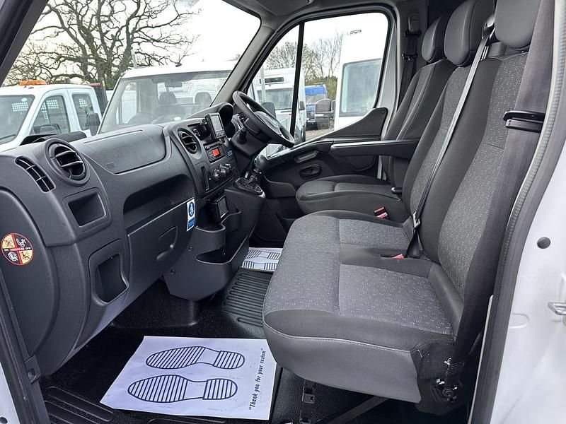 Second-hand Vauxhall Movano 130 CP (95 kW) 2019 Alb Monovolum