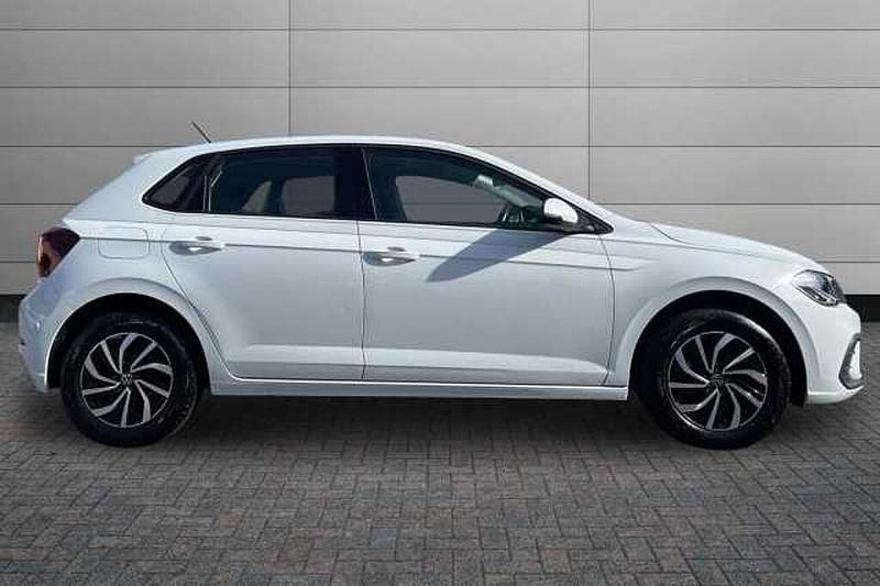 Used VW Polo Life 95 HP (69 kW) 2023 Pure white Hatchback