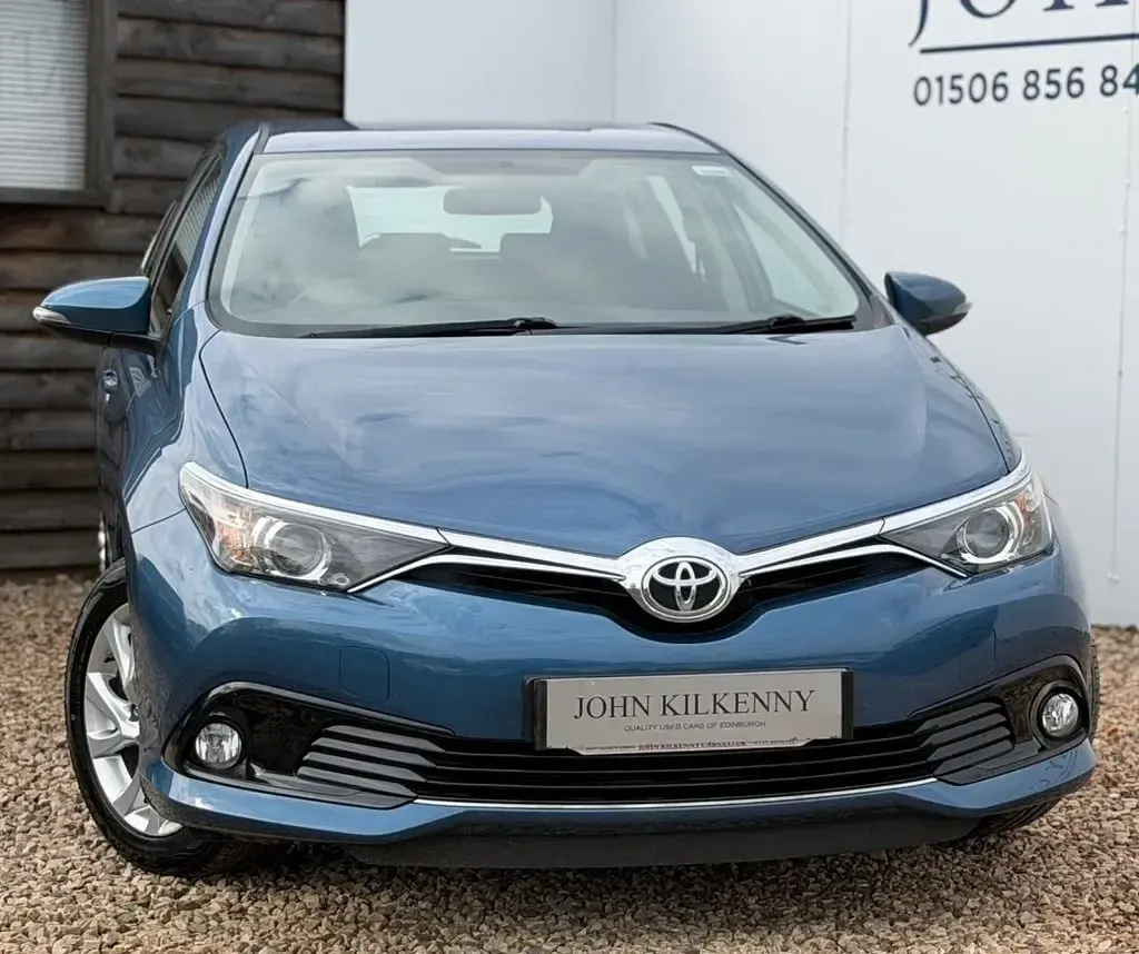 Used Toyota Auris 116 HP (85 kW) 2017 Blue Hatchback