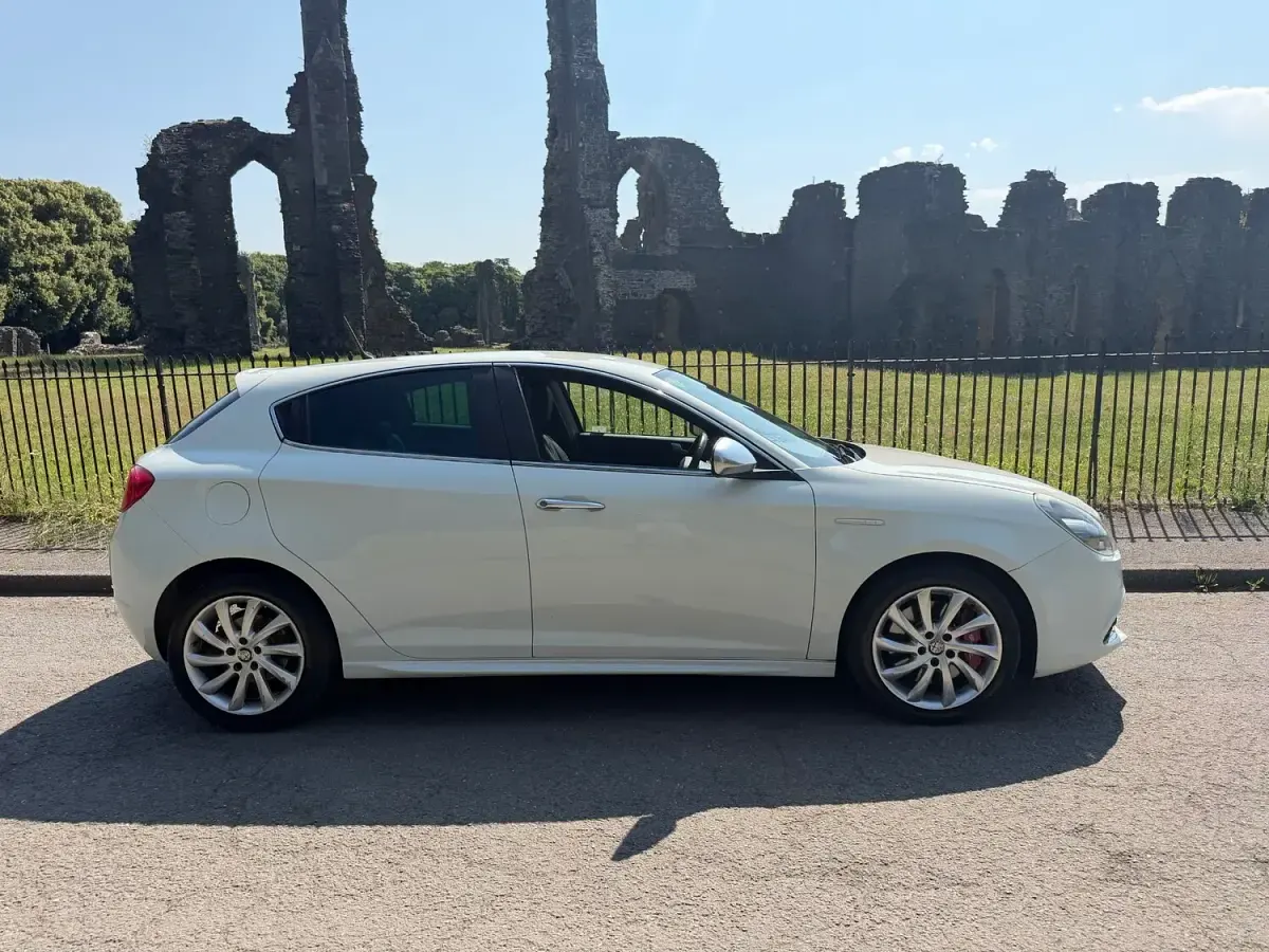 Used Alfa Romeo Giulietta Veloce 170 HP (125 kW) 2013 White Hatchback