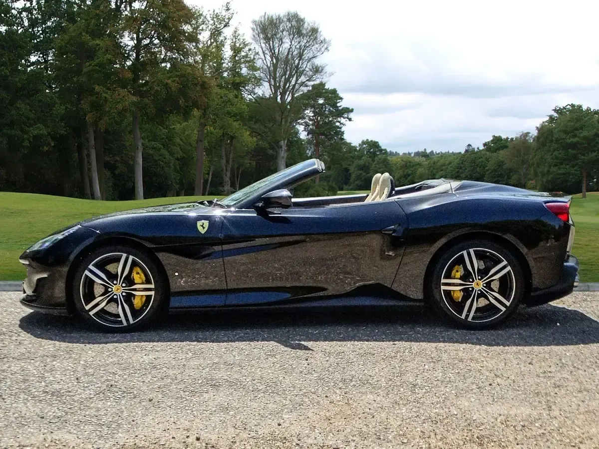 Begagnad Ferrari Portofino 600 HK (441 kW) 2018 Svart Cab