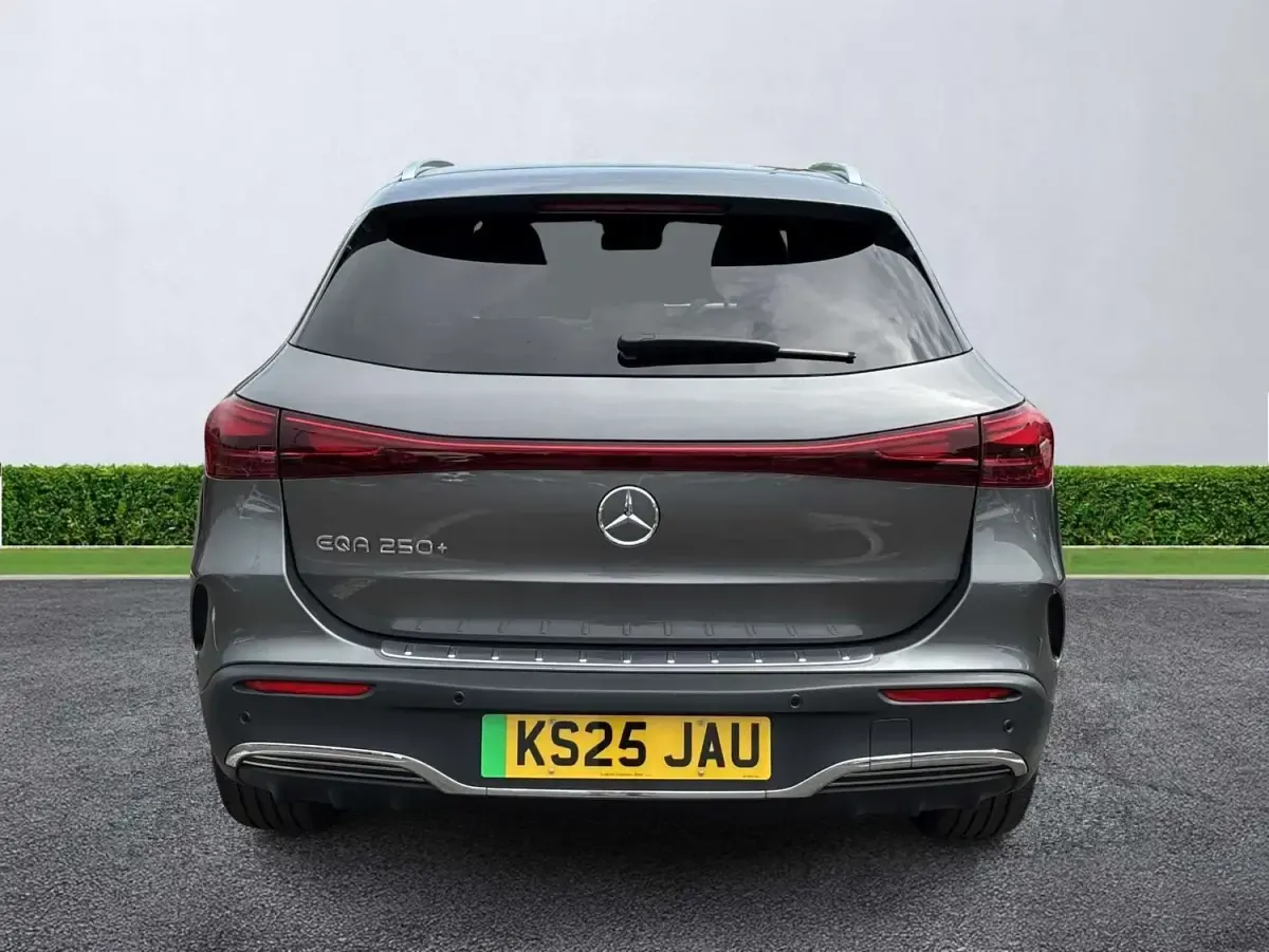 Begagnad Mercedes EQA250+ Executive 139 kW (190 HK) 2025 Grå SUV