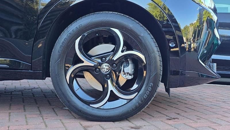 Used Alfa Romeo Junior 134 HP (98 kW) 2025 Black SUV