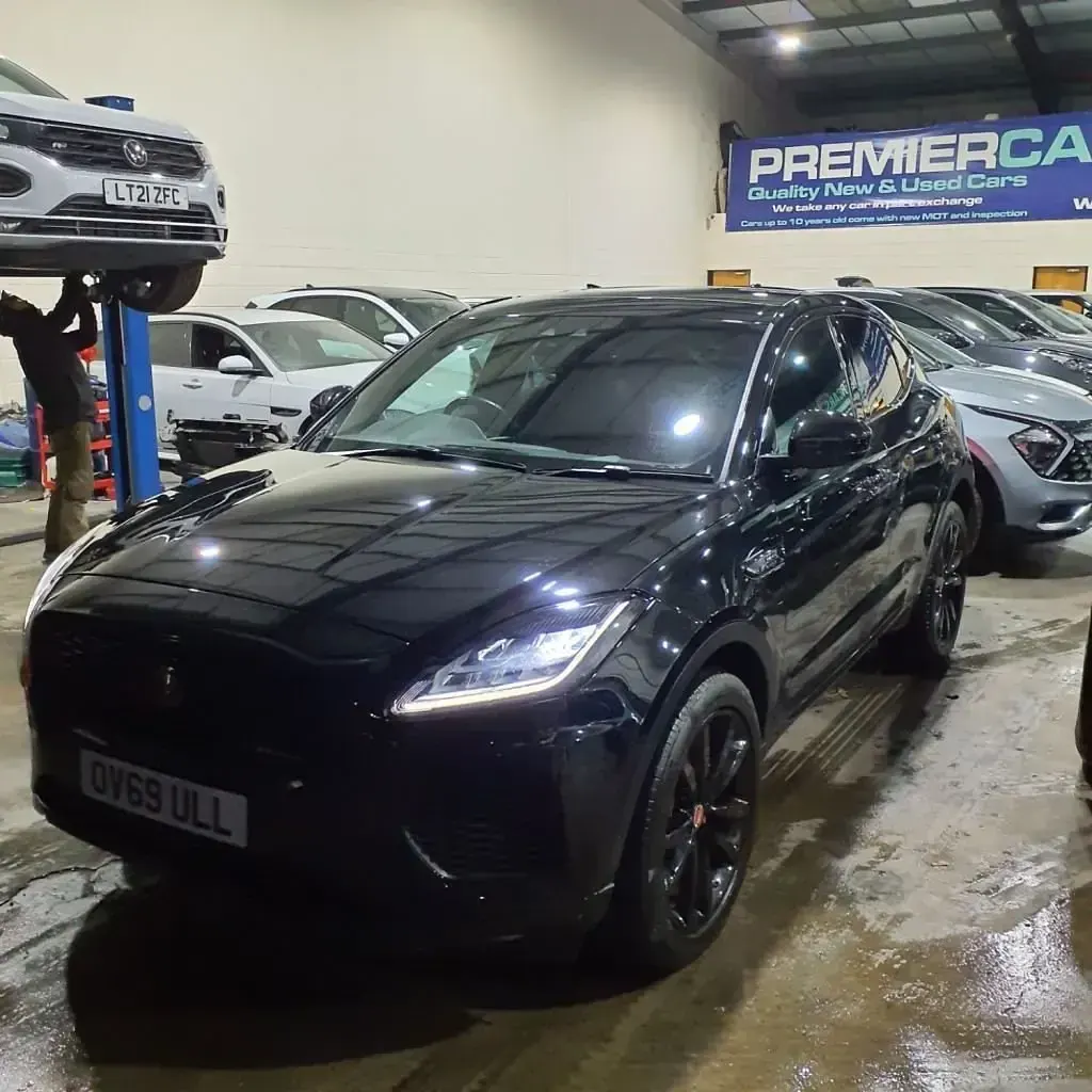 Usado Jaguar E-Pace R-Dynamic 240 CV (176 kW) 2019 Negro SUV