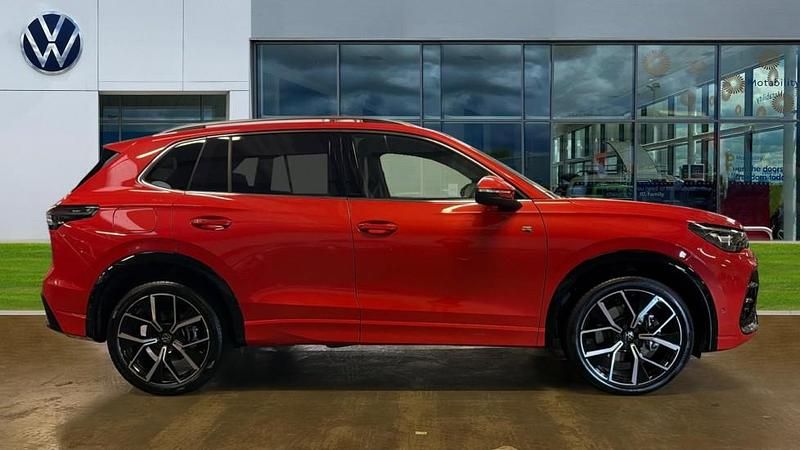 Used VW Tiguan R-line 272 HP (200 kW) 2025 Persimmon red metallic SUV