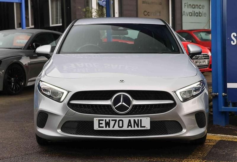 Używany Mercedes A180 116 KM (85 kW) 2022 Srebrny Hatchback