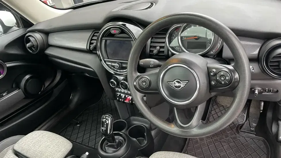 Używany Mini Cooper Classic 134 KM (98 kW) 2020 Czarny Hatchback