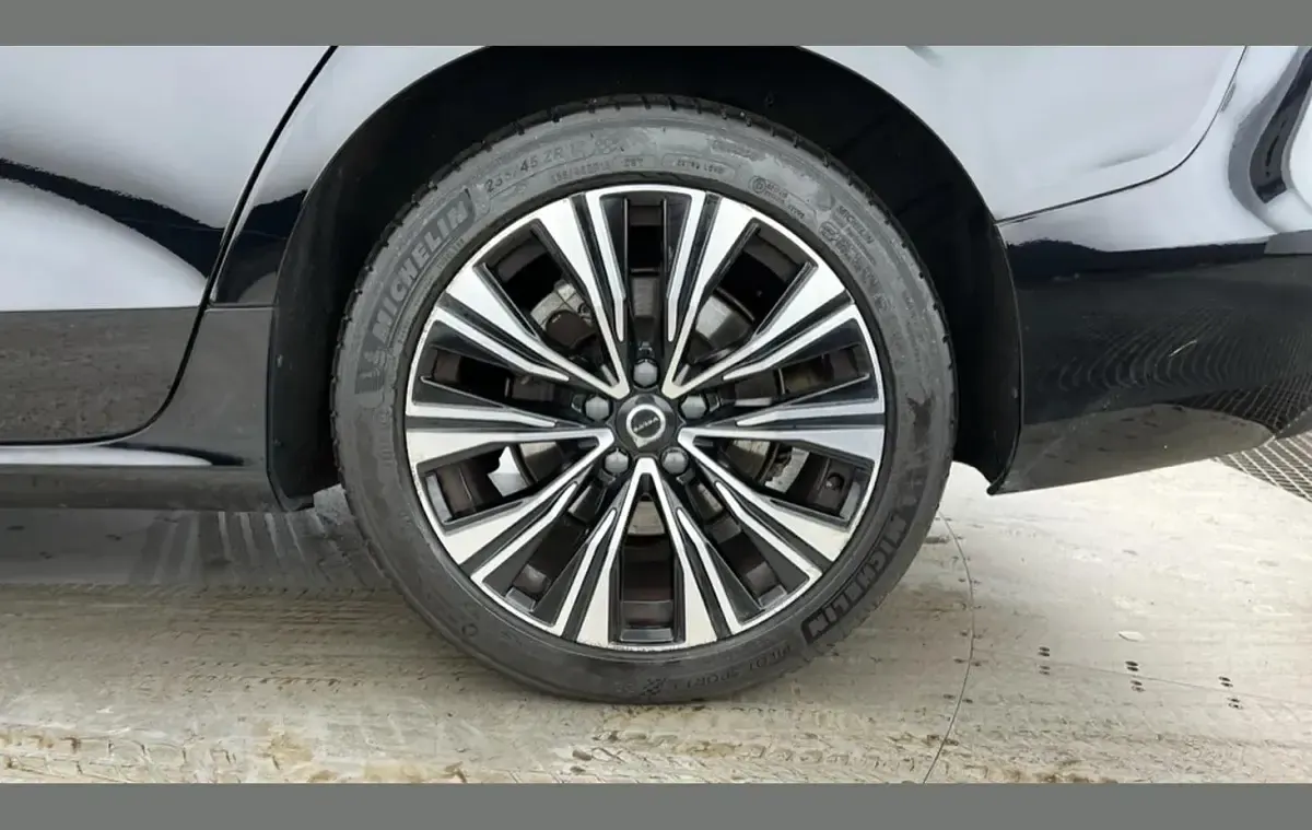 Used Volvo V60 Core 161 HP (118 kW) 2023 Black Estate