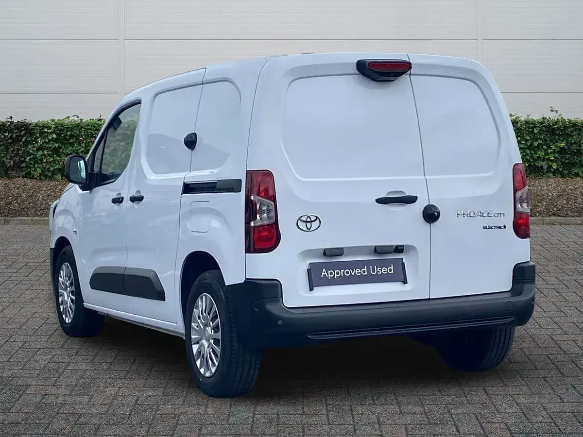 New Toyota Proace 50 kW (68 HP) 2025 White MPV