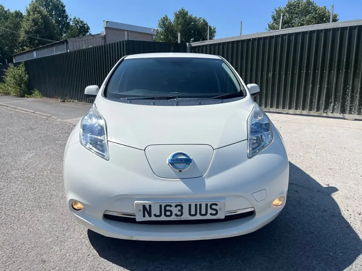Used Nissan Leaf Tekna 80 kW (109 HP) 2013 White Hatchback