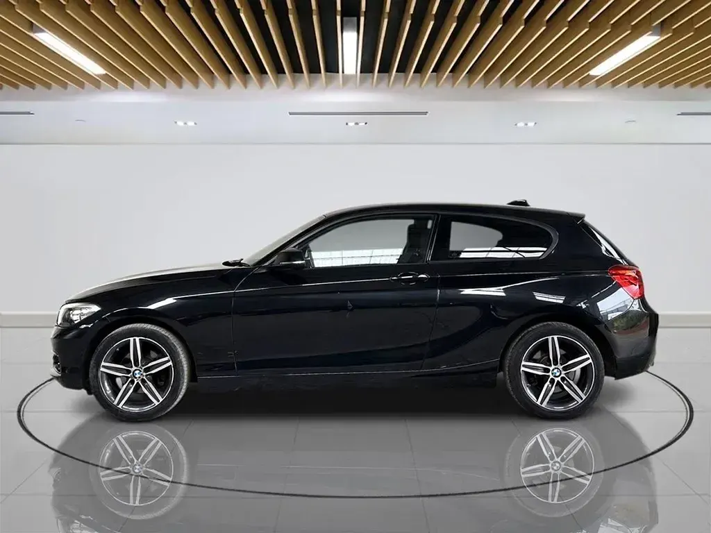 Usado BMW 120 Sport Line 190 CV (139 kW) 2018 Negro Utilitario