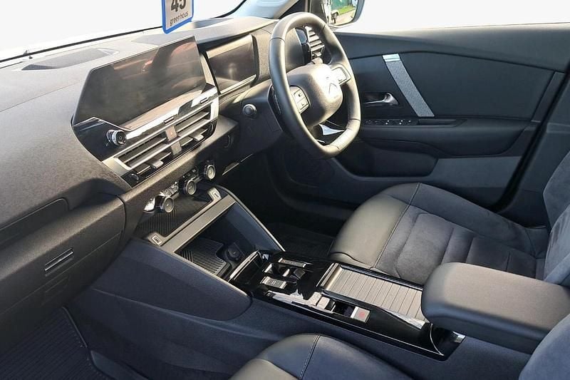 White Used 2024 Citroën C4 X PureTech SUV | £17,017 (Fair price) - Image 1/4