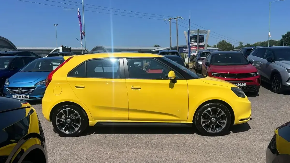 Used MG MG3 105 HP (77 kW) 2017 Yellow Hatchback