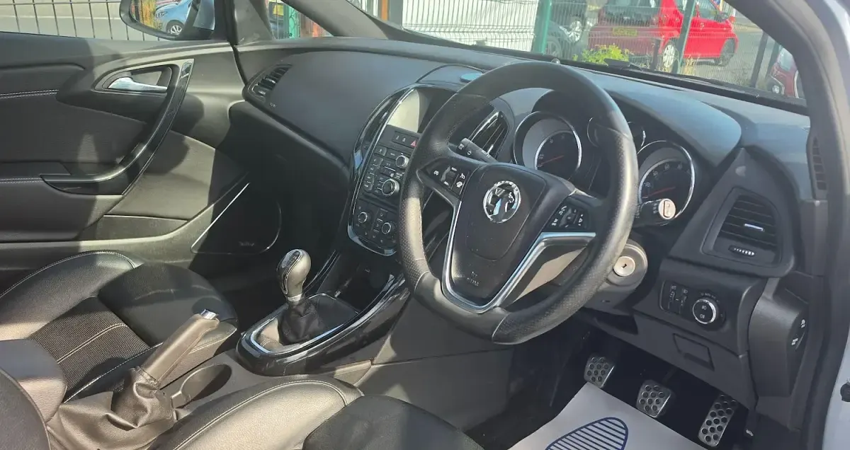 Used Vauxhall Astra GTC SRi 136 HP (100 kW) 2017 Silver Hatchback