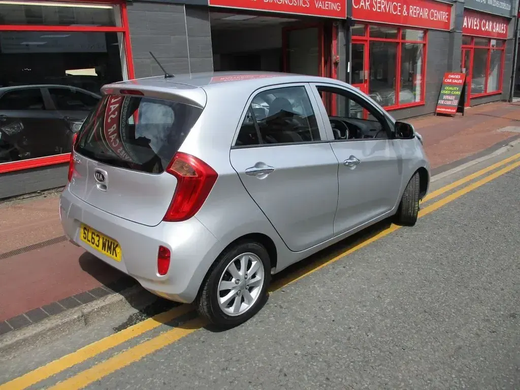 Used Kia Picanto 68 HP (50 kW) 2013 Silver Hatchback