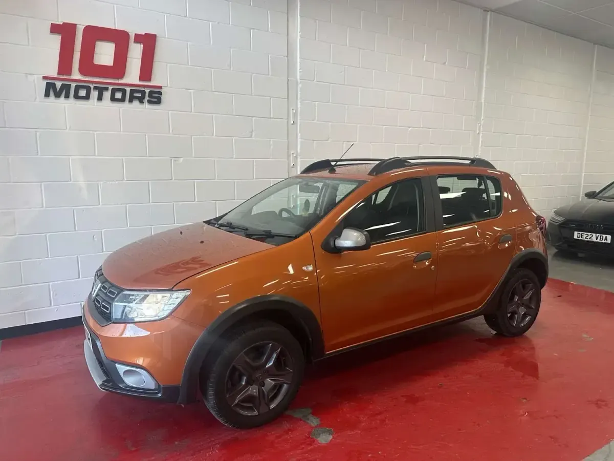 Usado Dacia Sandero Stepway 90 CV (66 kW) 2017 Naranja Utilitario