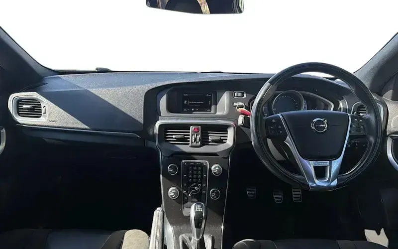 Used Volvo V40 R-Design 122 HP (89 kW) 2019 Hatchback