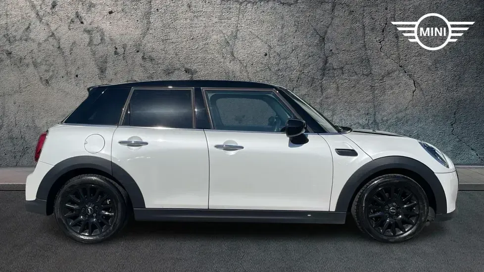 Used Mini Cooper Classic 134 HP (98 kW) 2024 White Hatchback