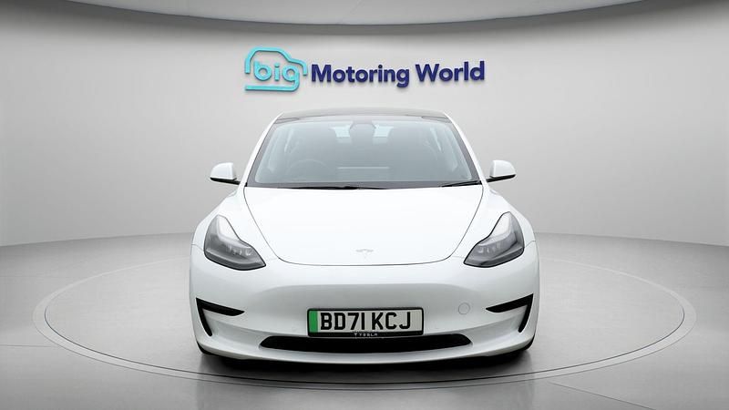 Used Tesla Model 3 Standard Range Plus 222 kW (302 HP) 2021 White Sedan